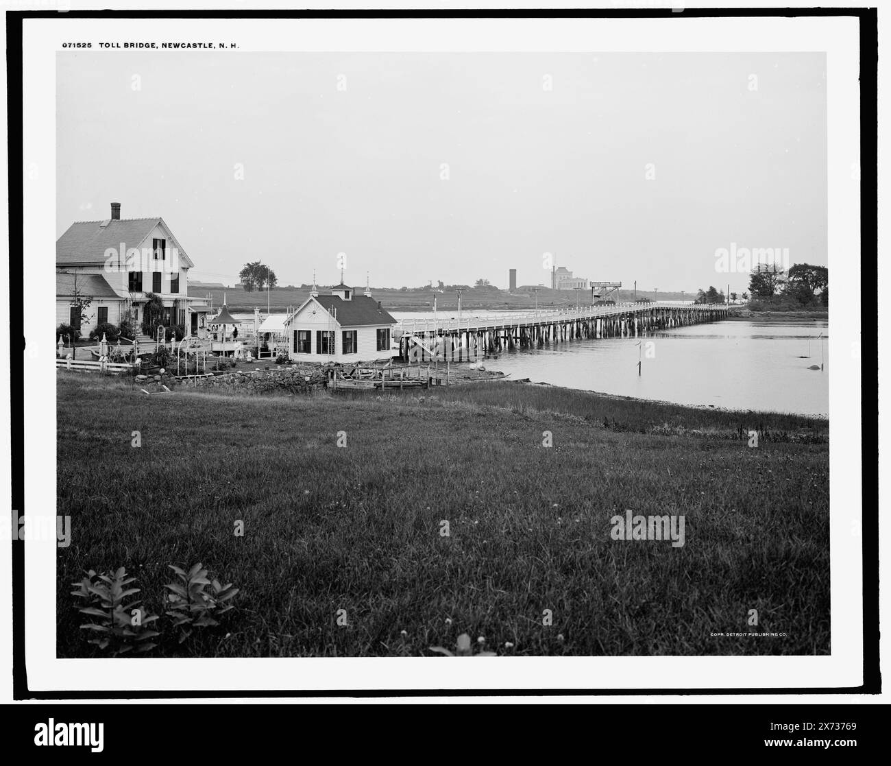 Ponte a pedaggio, Newcastle sic, N.H., Detroit Publishing Co. N. 071525., Gift; State Historical Society of Colorado; 1949, ponti a pedaggio. , Ponti pile. , Abitazioni. , Stati Uniti, New Hampshire, New Castle. Foto Stock