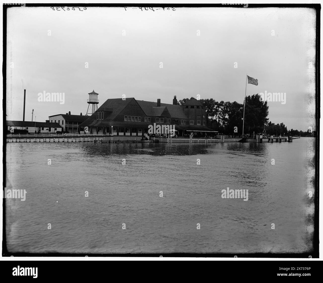 The Old Club, St. Clair Flats, Mich., titolo da giacca., '509-dup-T' su negativo., Detroit Publishing Co. n. 500938., Gift; State Historical Society of Colorado; 1949, Clubhouses. , Fronti d'acqua. , Club. , Stati Uniti, Michigan, Saint Clair Flats. Foto Stock