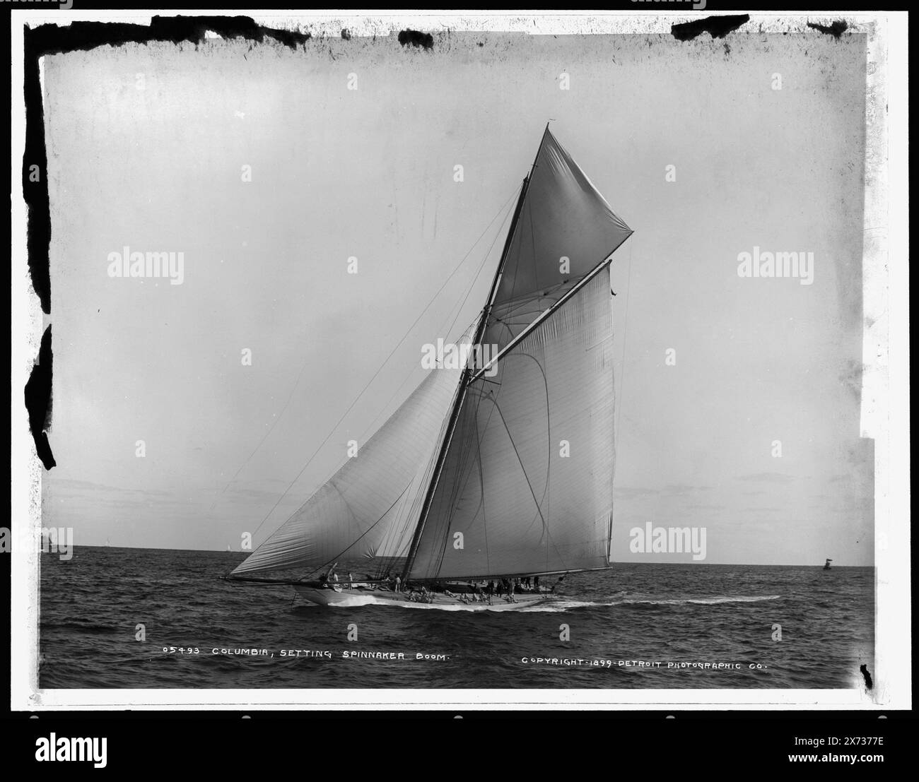 Columbia Setting spinnaker boom, 3 ottobre 1899, corrispondente vetro trasparente (stesso codice di serie) disponibile su telaio videodisc 1A-28920., Detroit Publishing Co. N.. 05493., Gift; State Historical Society of Colorado; 1949, Columbia (Sloop) , Regate. , Yachts. Foto Stock