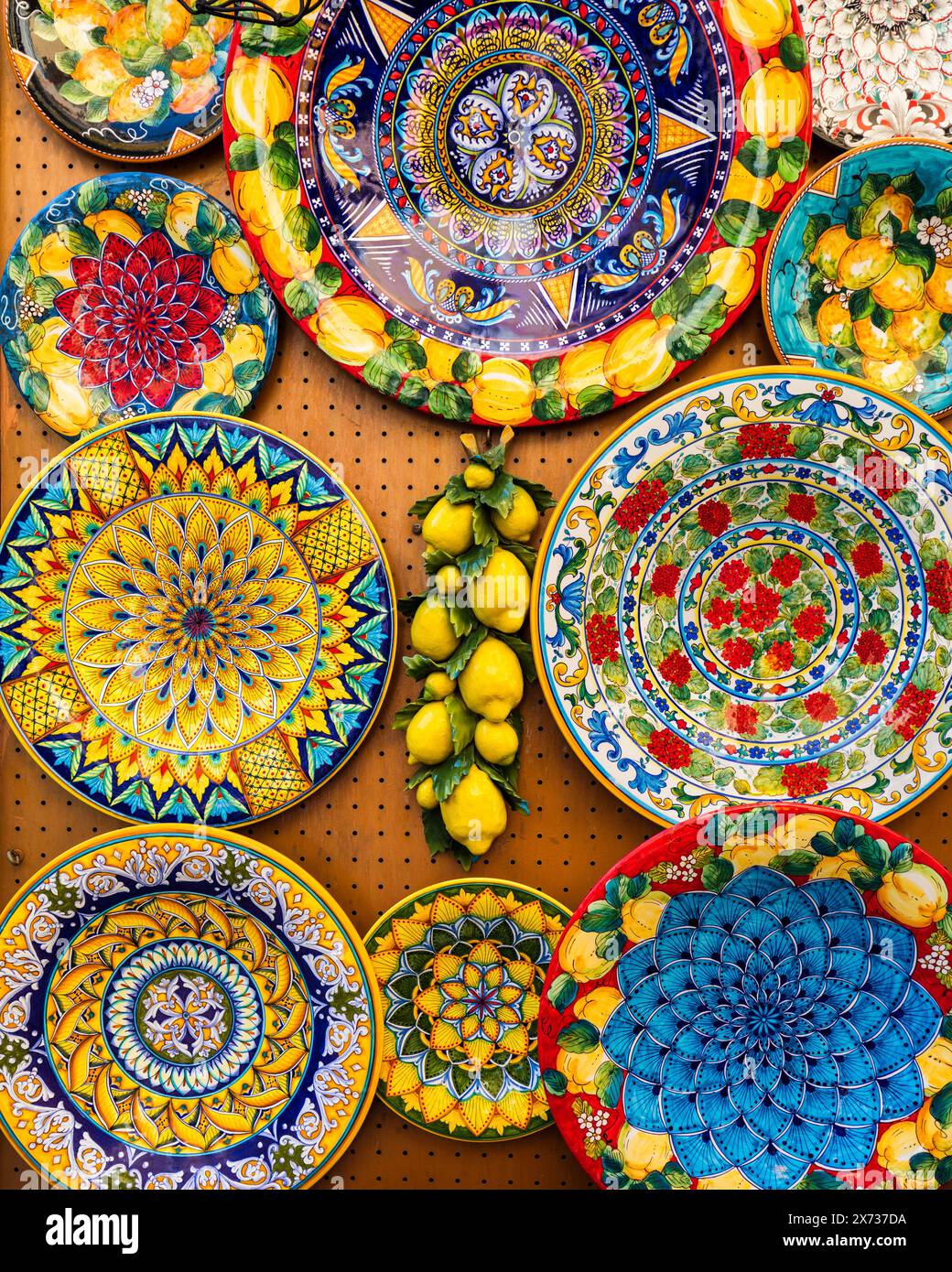 Collezione di ceramiche italiane colorate, prodotti artigianali locali da Positano, Italia. Piatti in ceramica esposti a Positano, Italia. Colorato di vint Foto Stock