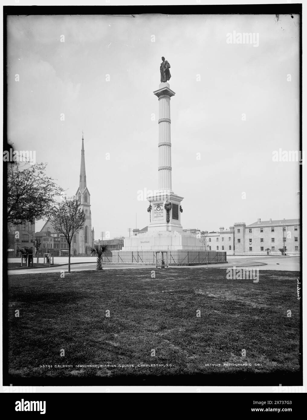 Calhoun Monument, Marion Square, Charleston, S.C., Data basata su Detroit, Catalogo J (1901)., Detroit Publishing Co. N. 05793., Gift; State Historical Society of Colorado; 1949, Calhoun, John C., (John Caldwell), 1782-1850. , Plazas. , Scultura. , Stati Uniti, Carolina del Sud, Charleston. Foto Stock