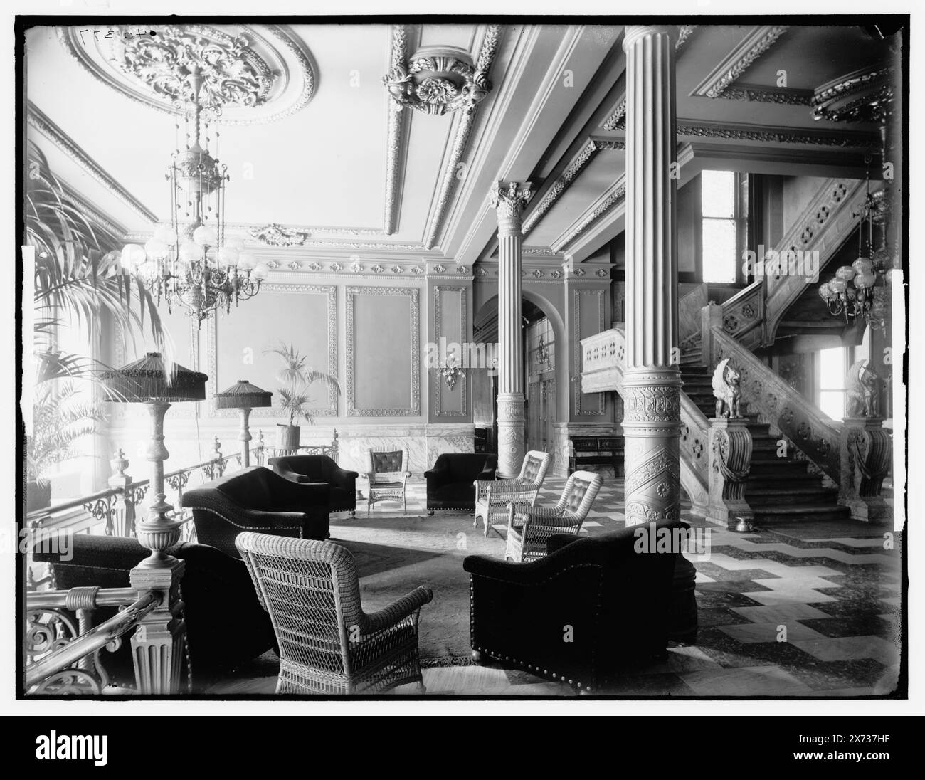 Scala in marmo nell'atrio, Murray Hill Hotel, '79350' in negativo., Detroit Publishing Co. N.. 040377., Gift; State Historical Society of Colorado; 1949, Alberghi. , Scalinate. , Lobby. , Stati Uniti, New York (Stato), New York. Foto Stock