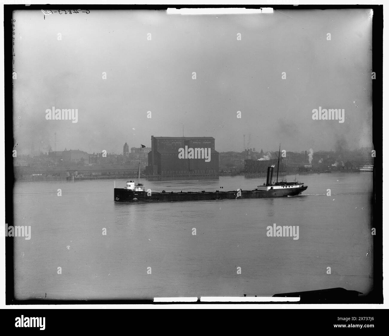 Waterfront, Detroit, Mich., Title from jacket., 'G 4849', 'G 4854' e 'LC dup', 'G 4850', 'G 4851', 'G 4852' e 'G 4853' su L, LC A, LC, C, RC, e R negativi, rispettivamente., Detroit Publishing Co. n. 067025., Gift; State Historical Society of Colorado; 1949, Cargo Ships. , Fronti d'acqua. , Stati Uniti, Michigan, Detroit. Foto Stock