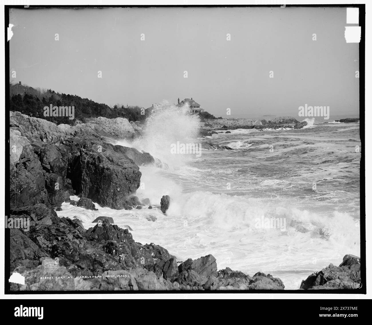 Surf a Marblehead Neck, Massachusetts, '2526' su negative., Detroit Publishing Co. N. 018021., Gift; State Historical Society of Colorado; 1949, Oceans. , Capes (coste) , Stati Uniti, Massachusetts, Marblehead Neck. , Stati Uniti, Oceano Atlantico. Foto Stock