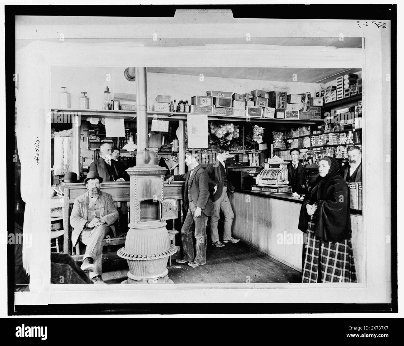 S.O. Grimes General store, Westminster, MD, Title from jacket., 'Made especially for the National Cash Register Company' on jacket., '29' on negative., Detroit Publishing Co. N. 043099., Gift; State Historical Society of Colorado; 1949, General stores. , Interni. , Registratori di cassa. , Stati Uniti, Maryland, Westminster. Foto Stock