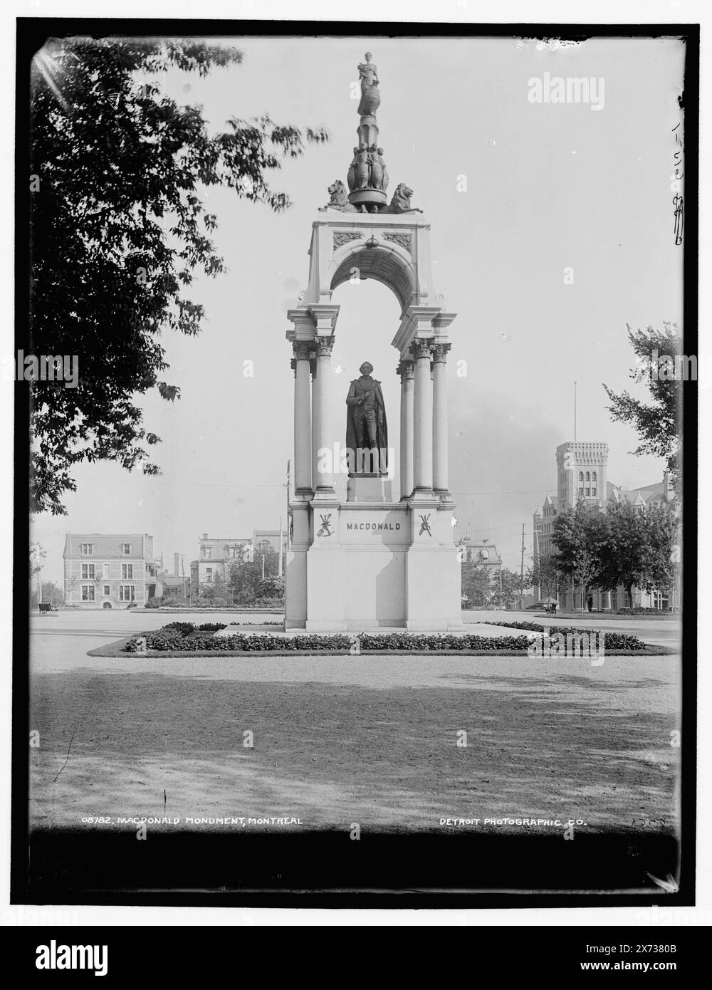 MacDonald Monument, Montreal, locale based on Detroit, Catalogue J (1901)., '615-1' and 'C 33' on negative., Detroit Publishing Co. No 08782., Dominion Square., Gift; State Historical Society of Colorado; 1949, Macdonald, John Alexander, Sir, 1815-1891. , Scultura. , Plazas. , Monumenti e memoriali. , Canada, Quebec (Provincia), Montreal. Foto Stock