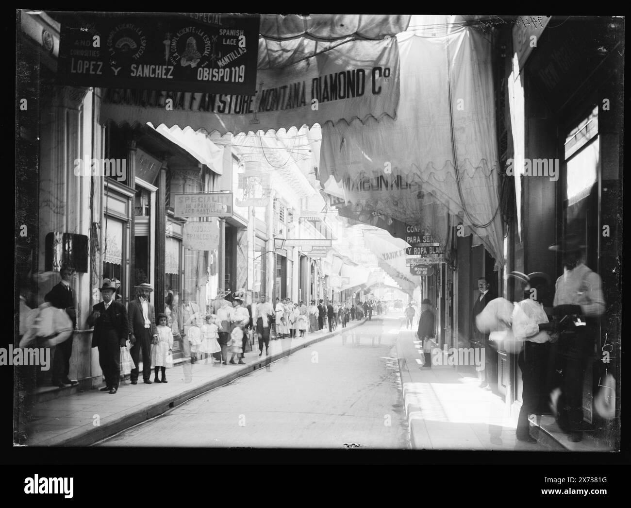 Obispo Street, Havana, Cuba, i negativi sono varianti vicine., 'L-11' su un negativo; 'dup' e 'L-12' su B negative., Detroit Publishing Co. N. 9444., Gift; State Historical Society of Colorado; 1949, Banners. , Strade commerciali. , Cuba, l'Avana. Foto Stock