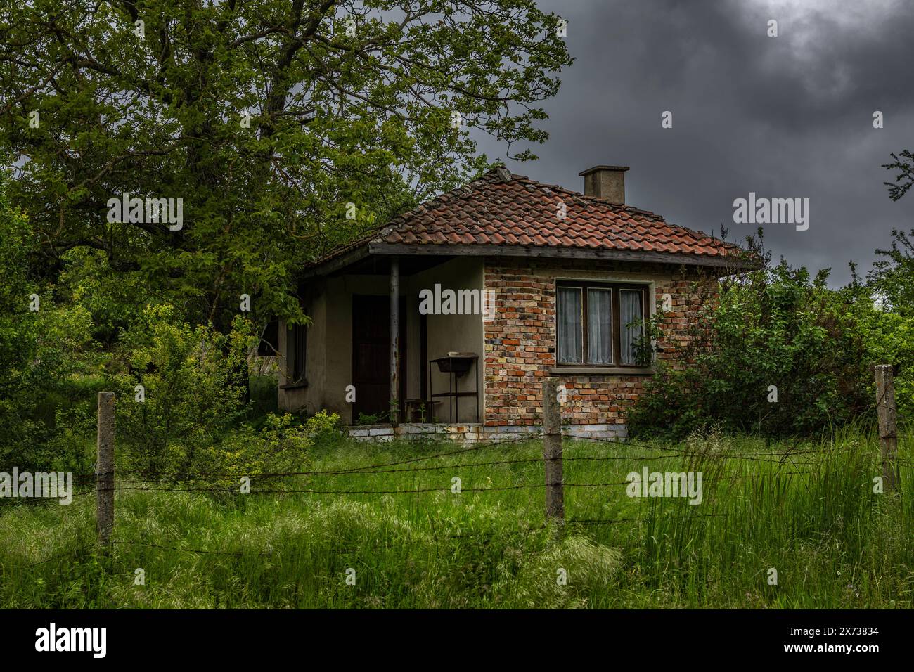 Vecchia casa abbandonata nel villaggio vicino a Sofia, Bulgaria Foto Stock