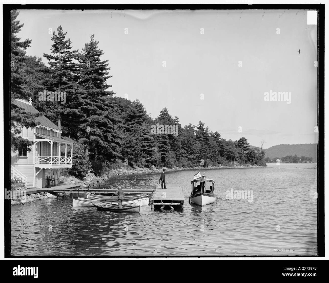 Casetta a Rogers' Rock, Lake George, N.Y., titolo da giacca., '1835' su negativo., Detroit Publishing Co. n. 033355., Gift; State Historical Society of Colorado; 1949, Lakes & Pond. , Moli e moli. , Boathouses. , Barche a motore. , Stati Uniti, New York (Stato), George, Lake. Foto Stock