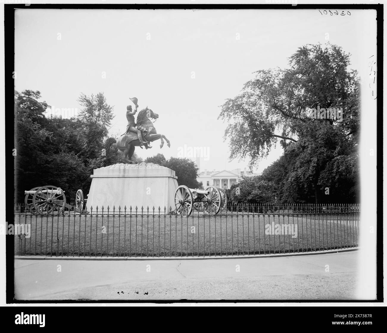 Jackson Memorial, Lafayette Park (Square), Washington, D.C., titolo da giacca., "g 5281" in negativo. Detroit Publishing Co. n. 036801., Gift; State Historical Society of Colorado; 1949, Jackson, Andrew, 1767-1845, statue. , Scultura. , Parchi. , Stati Uniti, Distretto di Columbia, Washington (D.C.) Foto Stock