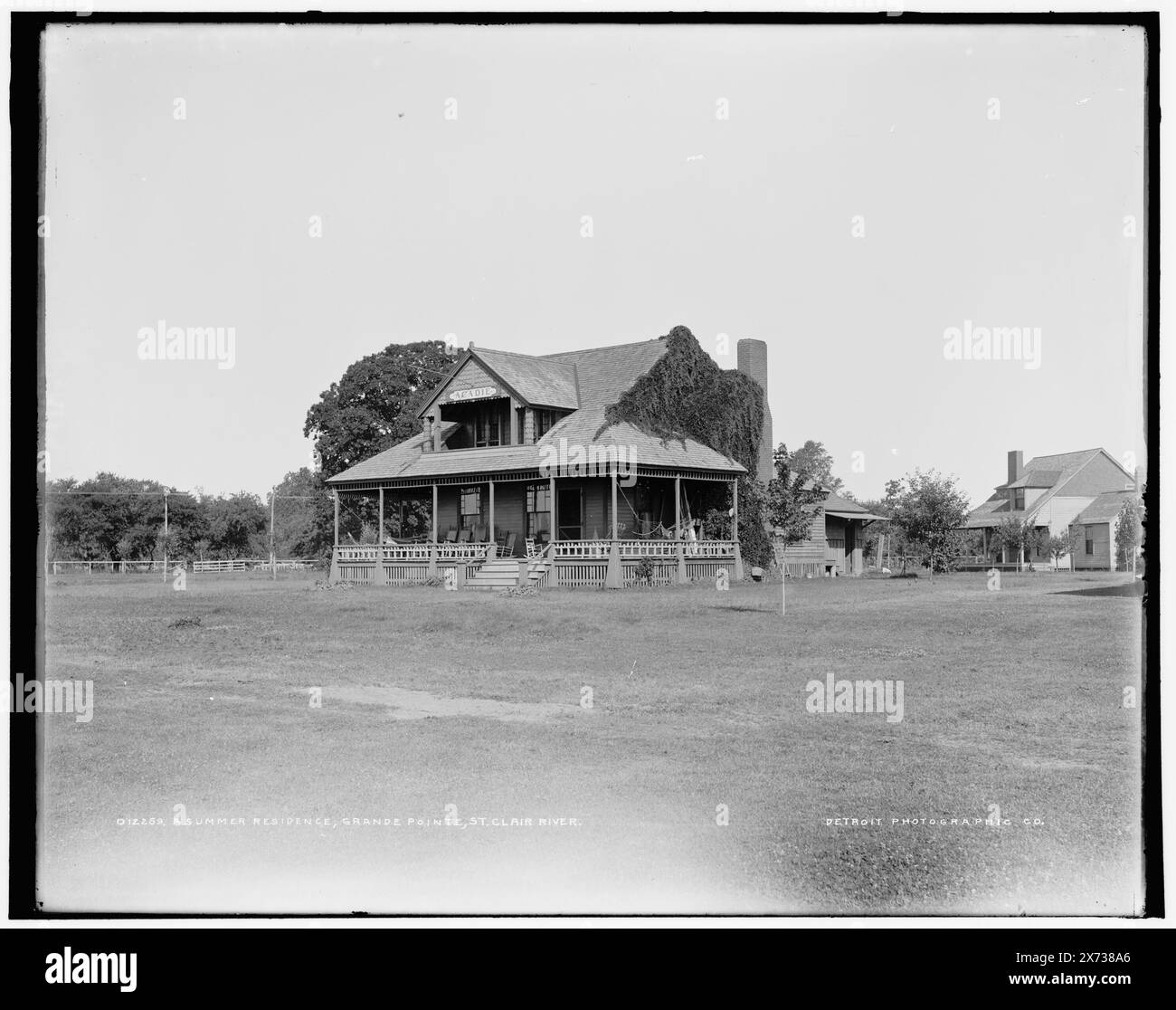 Residenza estiva, grande Pointe, St. Clair River, insegna sotto le gronde: Acadie., Detroit Publishing Co. N. 012259., Gift; State Historical Society of Colorado; 1949, Dwellings. , Stati Uniti, Michigan, isola di Harsens. Foto Stock
