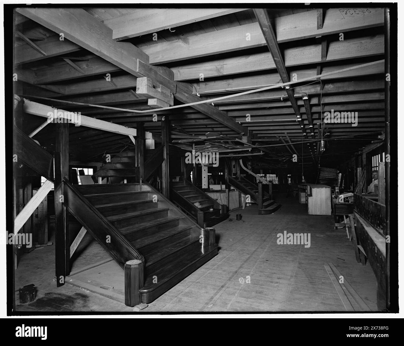 Interno del negozio di rifiniture, Detroit Ship Building Co., Title from jacket., Detroit Publishing Co. N. 043389., Gift; State Historical Society of Colorado; 1949, Detroit Shipbuilding Co. , Carpentry. , Scalinate. , Industria nautica e navale. , Interni. Foto Stock