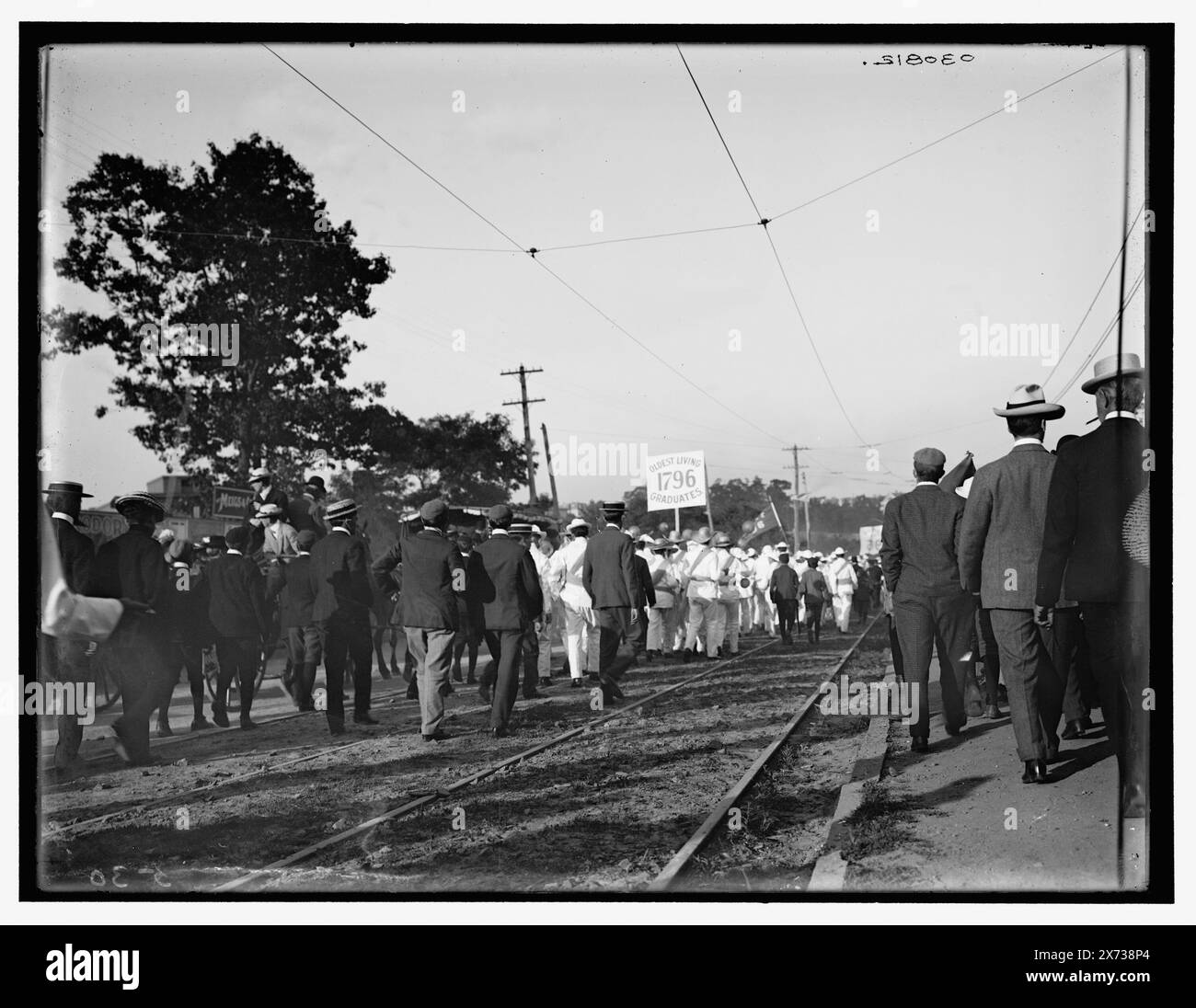People Marching with sign, 'Oldest Living Graduates, 1796', Title Designed by cataloger., Detroit Publishing Co. No 030812., Gift; State Historical Society of Colorado; 1949, sfilate e processioni. , Anniversari. Foto Stock