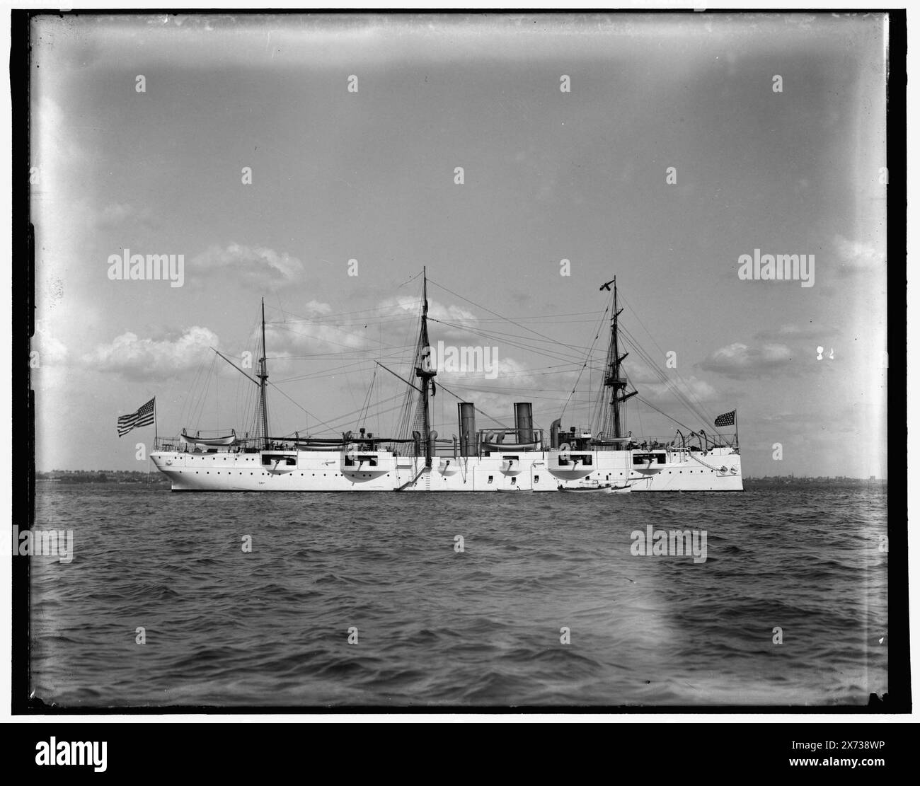 U.S.S. Newark, Data basata su Detroit, Catalogo J (1901)., i negativi sono varianti vicine., 'X 64' su un negativo., Detroit Publishing Co. N. 020063., Gift; State Historical Society of Colorado; 1949, Newark (Cruiser) , Cruisers (Warships), American. Foto Stock