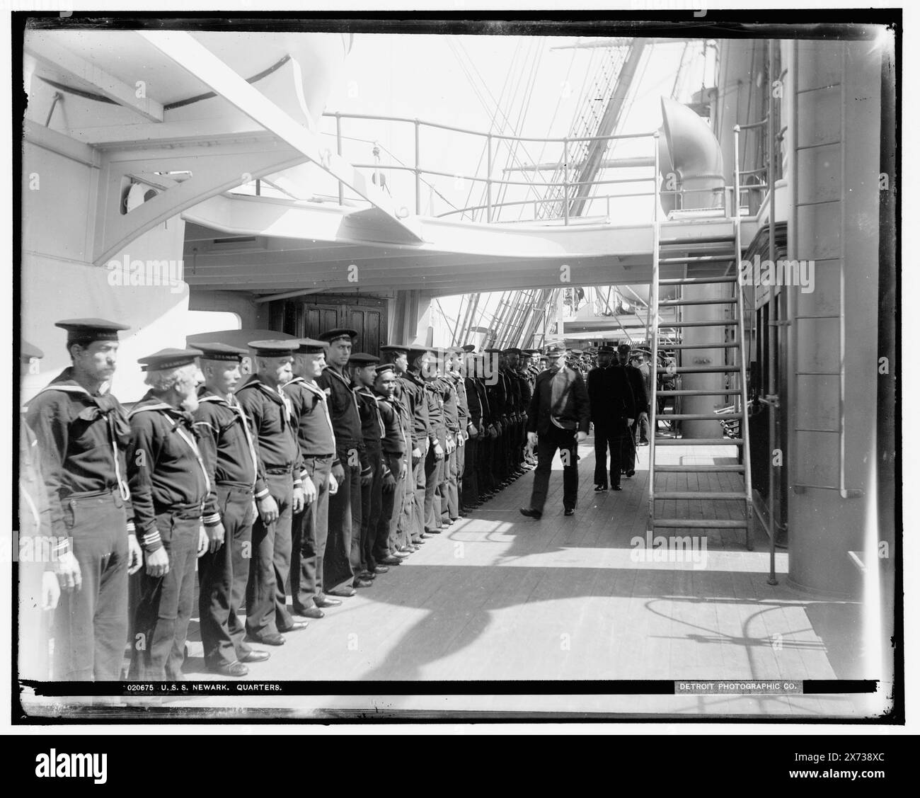 U.S.S. Newark, Quarters, Attribution based on negative D4-20638., Date based on Detroit, Catalogue J (1901)., '2' on negative., Detroit Publishing Co. N. 020675., Gift; State Historical Society of Colorado; 1949, Newark (Cruiser) , Stati Uniti., Navy. , Cruisers (navi da guerra), americano. , Ispezioni militari. Soldati, americani. Foto Stock