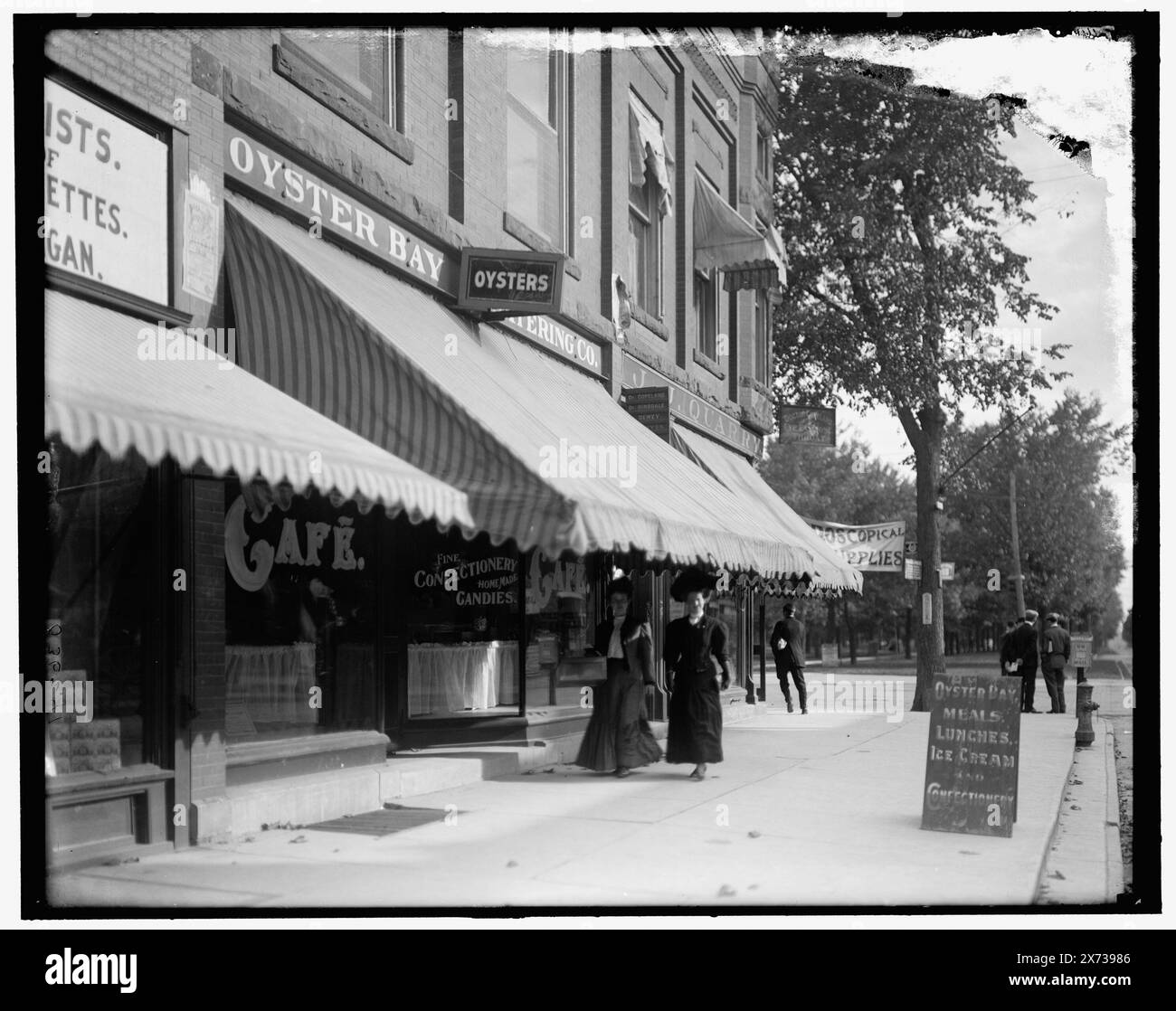 Oyster Bay Cafe, Ann Arbor, Mich., Title from jacket., Detroit Publishing Co. N. 036241., Gift; State Historical Society of Colorado; 1949, caffè. , Strade. , Stati Uniti, Michigan, Ann Arbor. Foto Stock