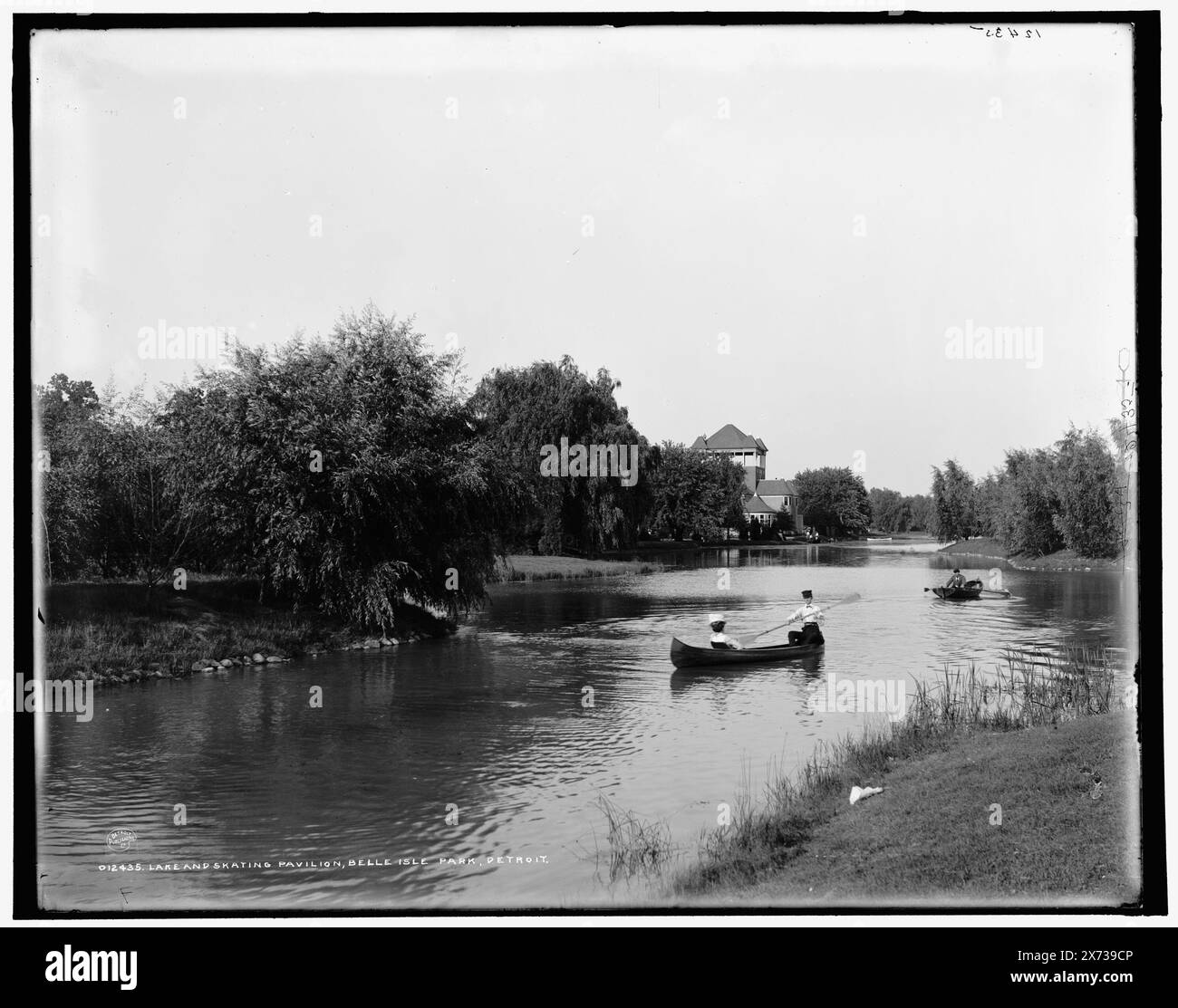 Lago e padiglione di pattinaggio, Belle Isle Park, Detroit, Data basata su Detroit, Catalogo J (1901)., Detroit Publishing Co. N. 012435., Gift; State Historical Society of Colorado; 1949, Lakes & Pond. , Strutture sportive e ricreative. , Parchi. , Canali. , Stati Uniti, Michigan, Detroit. Foto Stock