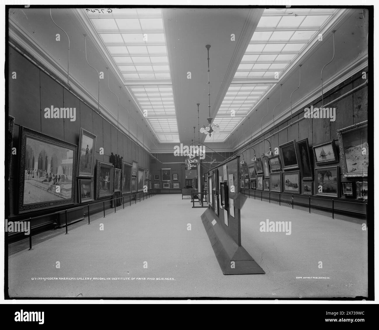 Modern American Gallery, Brooklyn Institute of Arts and Sciences Brooklyn Museum, "G 7549" su negative., Detroit Publishing Co. N.. 071994., Gift; State Historical Society of Colorado; 1949, gallerie e musei. , Interni. , Dipinti. , Stati Uniti, New York (Stato), New York. Foto Stock