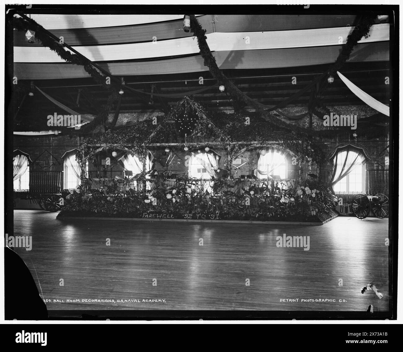 Decorazioni per la sala da ballo, U.S. Naval Academy, 'No. 20' e '2' su negativo., Detroit Publishing Co. No 021354., Gift; State Historical Society of Colorado; 1949, United States Naval Academy, Buildings. , Sale da ballo. , Decorazioni natalizie. , Università e college. , Istruzione militare. , Stati Uniti, Maryland, Annapolis. Foto Stock