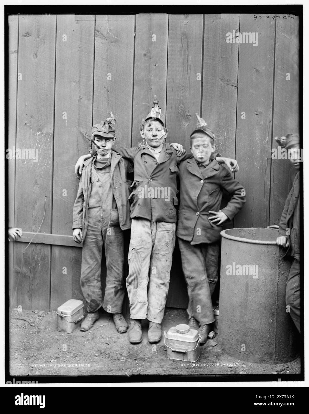 Coal breaker Boys, Jacket title: Breaker Boys, Kingston, Pa., "EXT" su negative., Detroit Publishing Co. N. 032069., Gift; State Historical Society of Colorado; 1949, Coal Miners. , Lavoro minorile. , Stati Uniti, Pennsylvania, Contea di Luzerne, Kingston. Foto Stock
