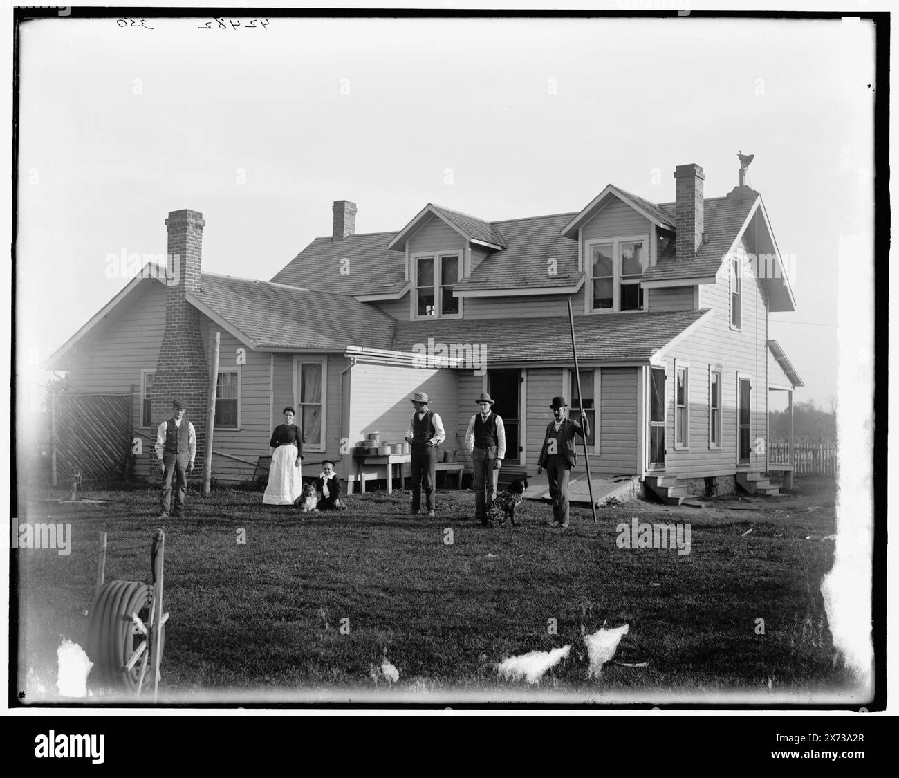 The Farm House, Title from jacket., '350' on negative., Detroit Publishing Co. No 042482., Gift; State Historical Society of Colorado; 1949, Farmhouses. , Famiglie. , Agricoltori. Foto Stock