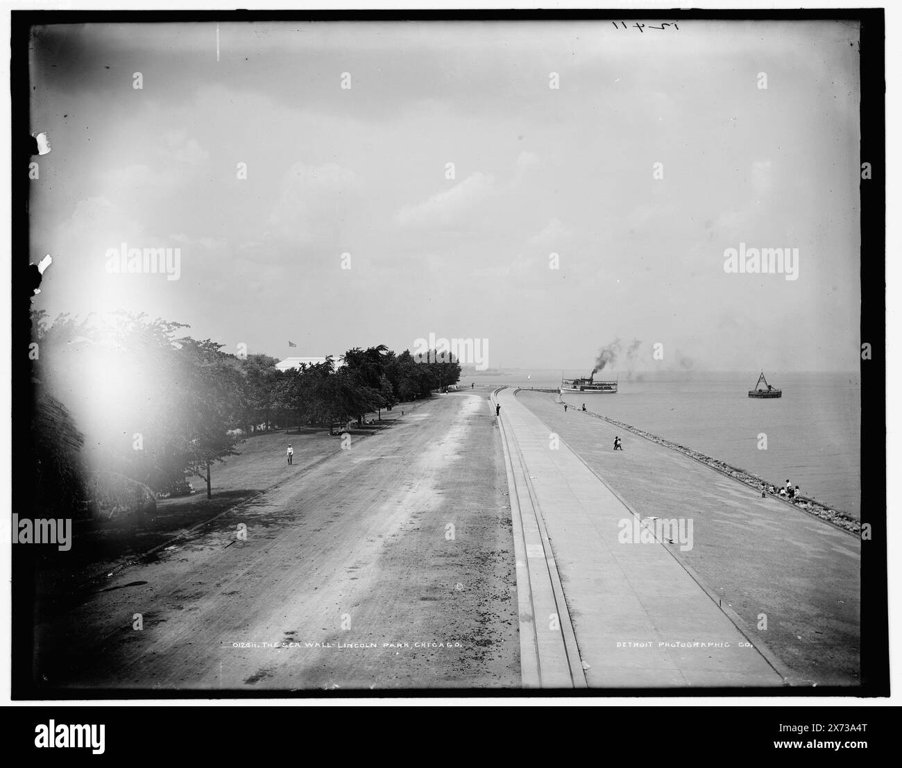 The Sea Wall, Lincoln Park, Chicago, Data dalla giacca., Detroit Publishing Co. N. 012411., Gift; State Historical Society of Colorado; 1949, Parks. , Mura del mare. , Stati Uniti, Illinois, Chicago. Foto Stock
