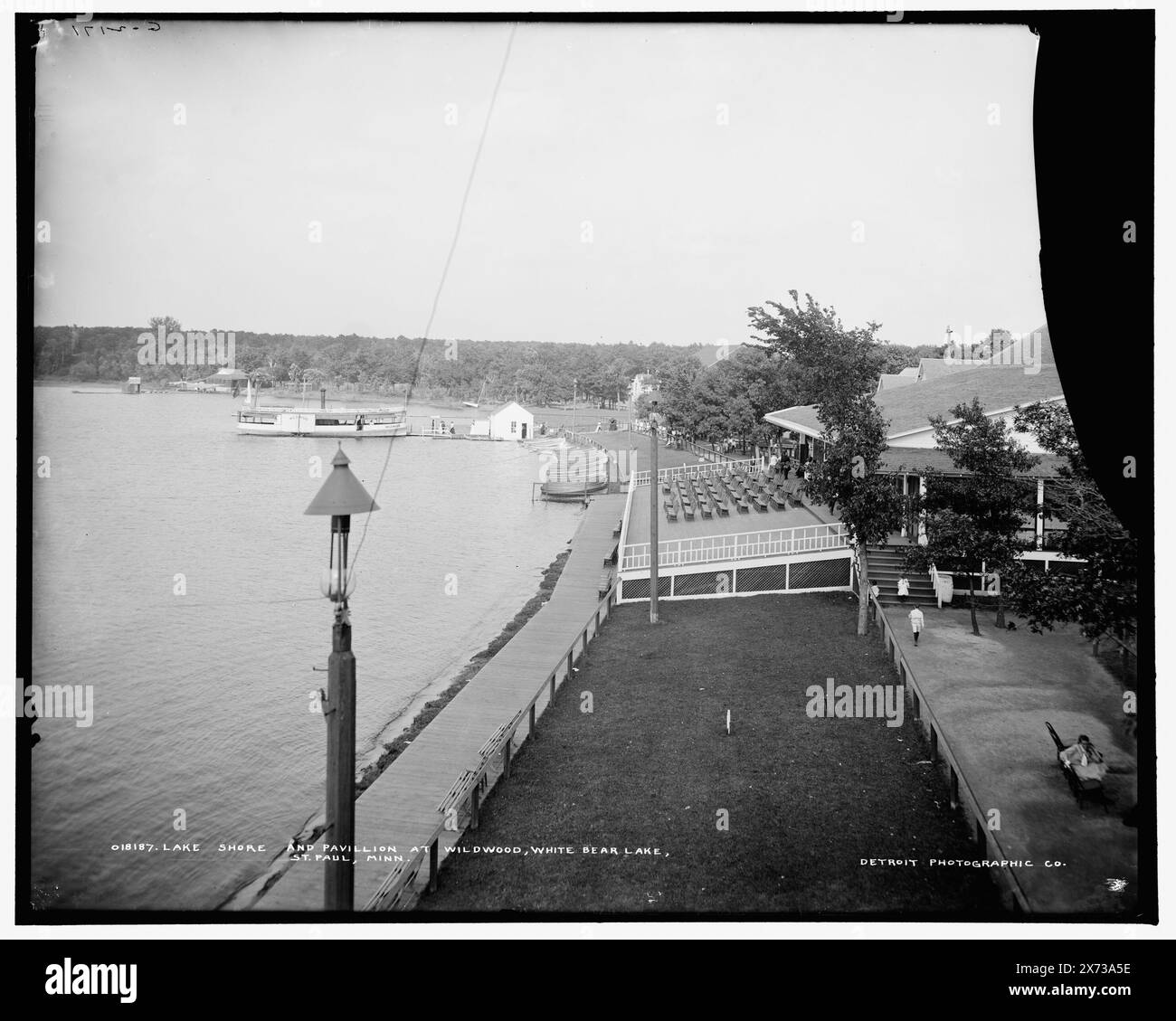 Riva del lago e padiglione a Wildwood, lago White Bear, vicino a St. Paul, Minn., nome barca: Wildwood. 'g 2171' e 'Detroit Photographic Co.' su negative., Detroit Publishing Co. n.. 018187., Gift; State Historical Society of Colorado; 1949, Lakes & Pond. , Fronti d'acqua. , Padiglioni. , Parchi divertimenti. , Stati Uniti, Minnesota, White Bear Lake (Lake) , Stati Uniti, Minnesota, White Bear Lake. Foto Stock