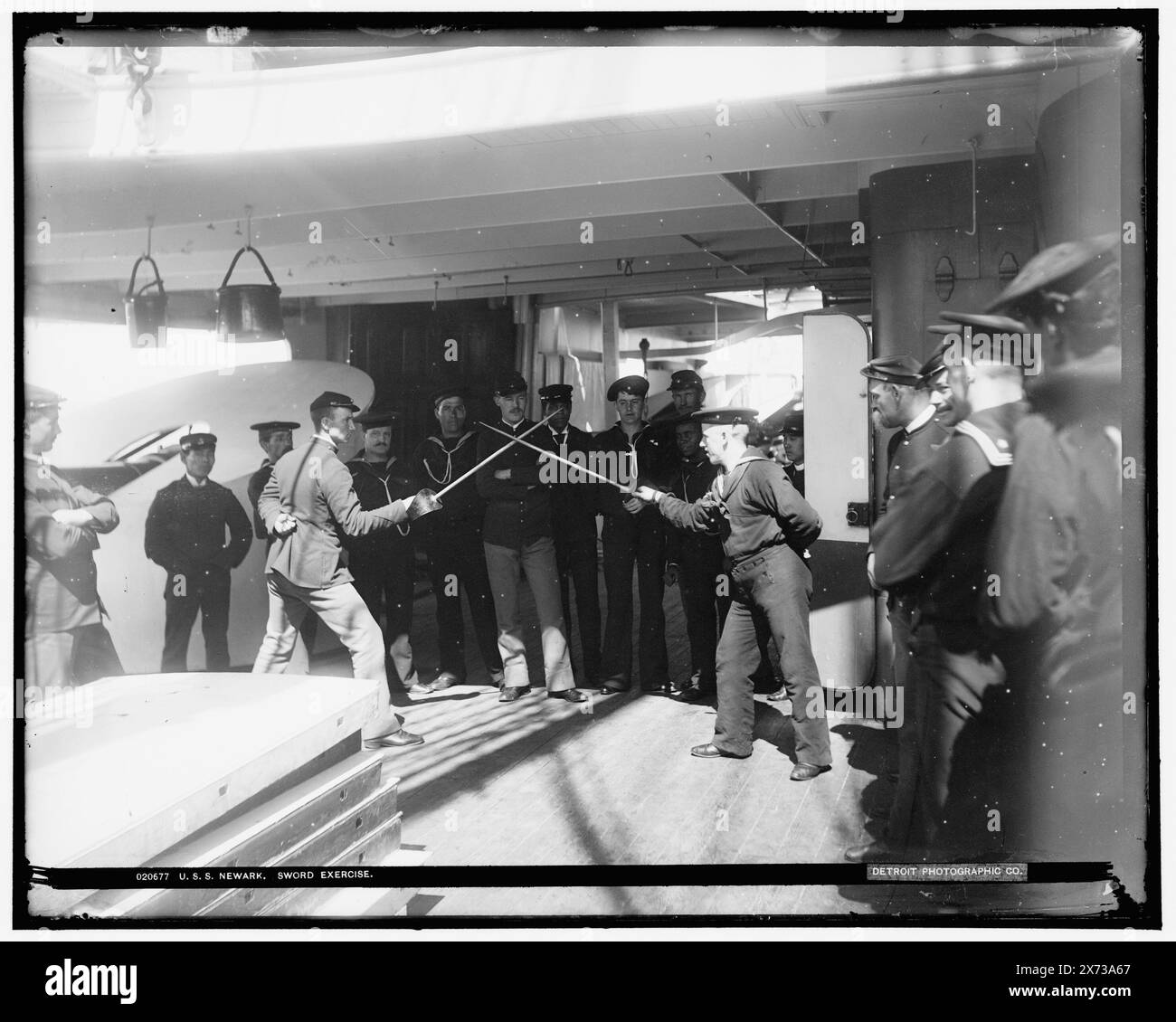 U.S.S. Newark, Sword Exercise, Attribution based on negative D4-20638., Date based on Detroit, Catalogue J (1901)., Detroit Publishing Co. N. 020677., Gift; State Historical Society of Colorado; 1949, Newark (Cruiser) , Stati Uniti., Navy. , Cruisers (navi da guerra), americano. , Recinzione. , Marinai, americani. Foto Stock