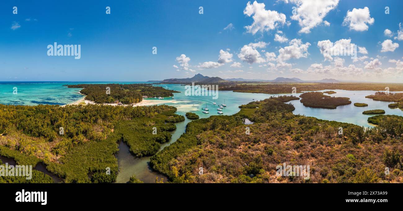Isola di Ile aux Cerfs con idilliaco scenario di spiaggia, mare di acquamarina e sabbia soffice, Ile aux Cerfs, Mauritius, Oceano Indiano, Africa. Ile aux Cerf a Mauritius Foto Stock