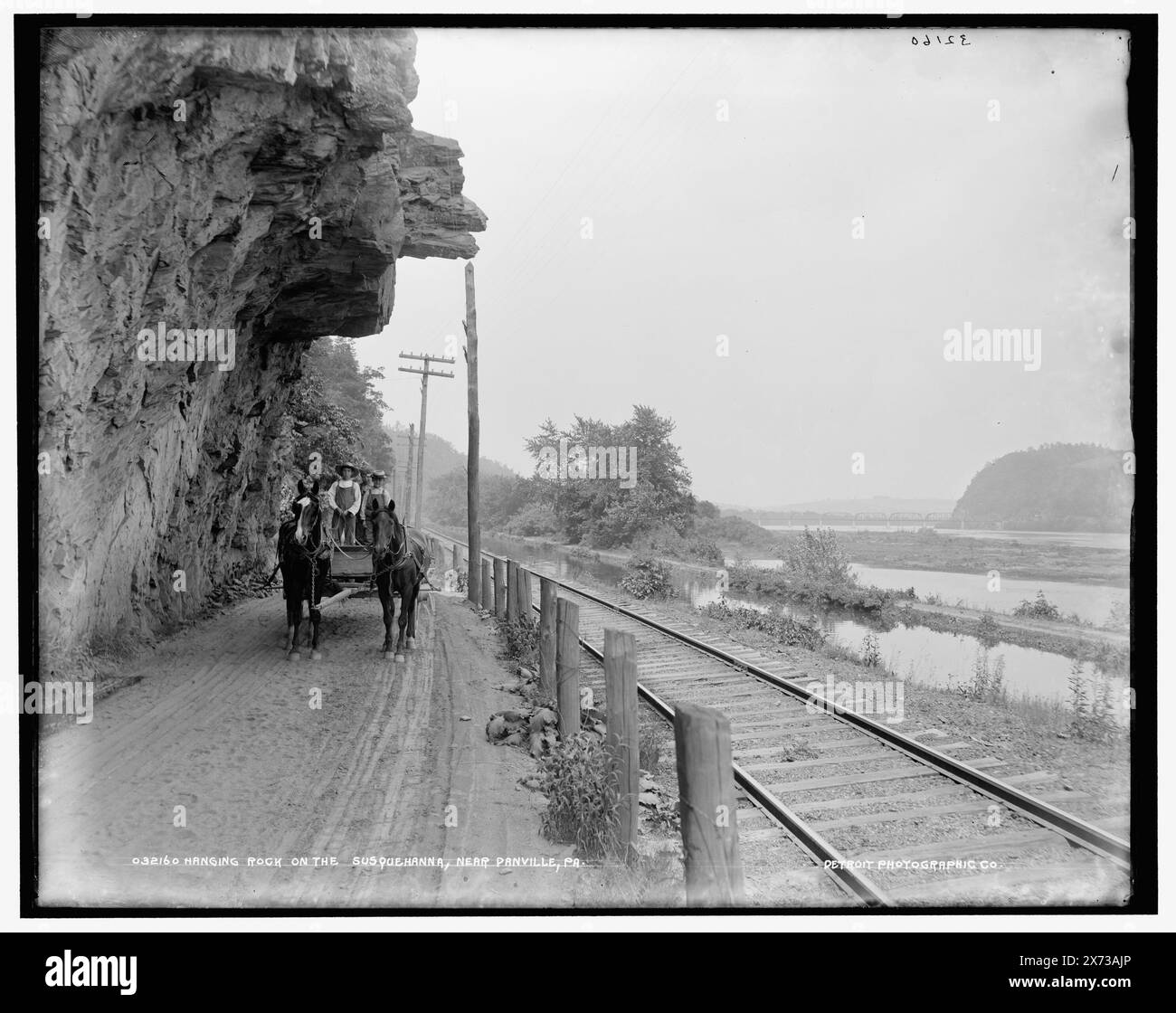 Appendere la roccia sulla Susquehanna, vicino a Danville, Pa., Detroit Publishing Co. N. 032160., Gift; State Historical Society of Colorado; 1949, canali. , Binari ferroviari. , Formazioni rocciose. , Carri e carri. , Fiumi. , Stati Uniti, Pennsylvania, Danville. , Stati Uniti, Susquehanna River. Foto Stock