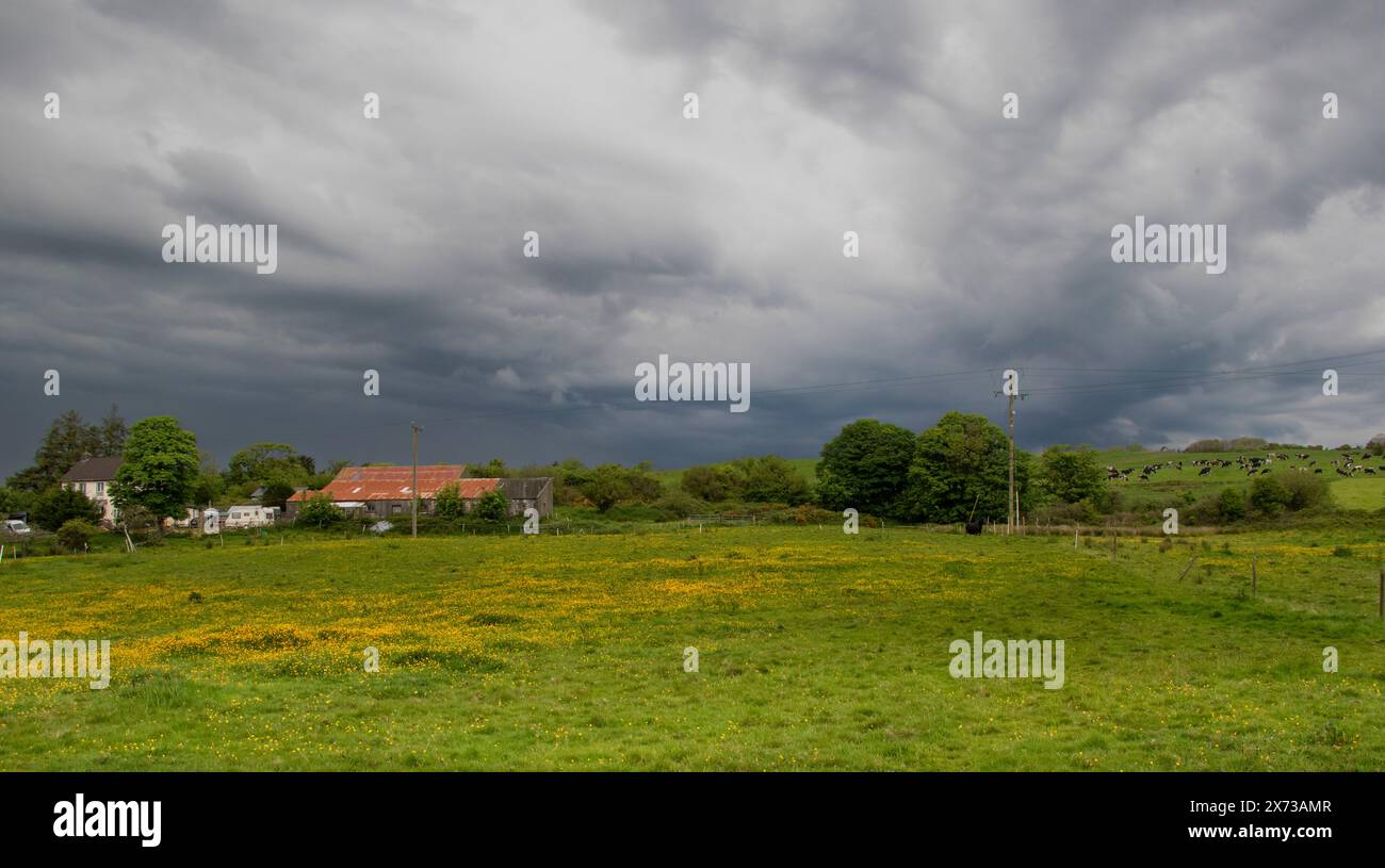 Tempesta nuvole che si radunano sulla campagna. Foto Stock