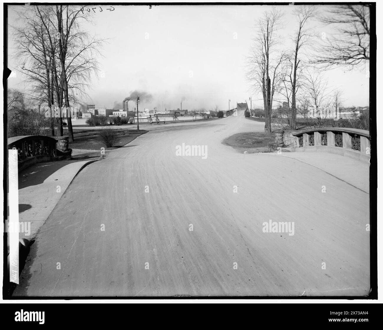 Lungofiume e ponte da Belle Isle Park, "G 6709" in negativo., Detroit Publishing Co. N.. X 467., Gift; State Historical Society of Colorado; 1949, Bridges. , Strade. , Parchi. , Stati Uniti, Michigan, Detroit. Foto Stock