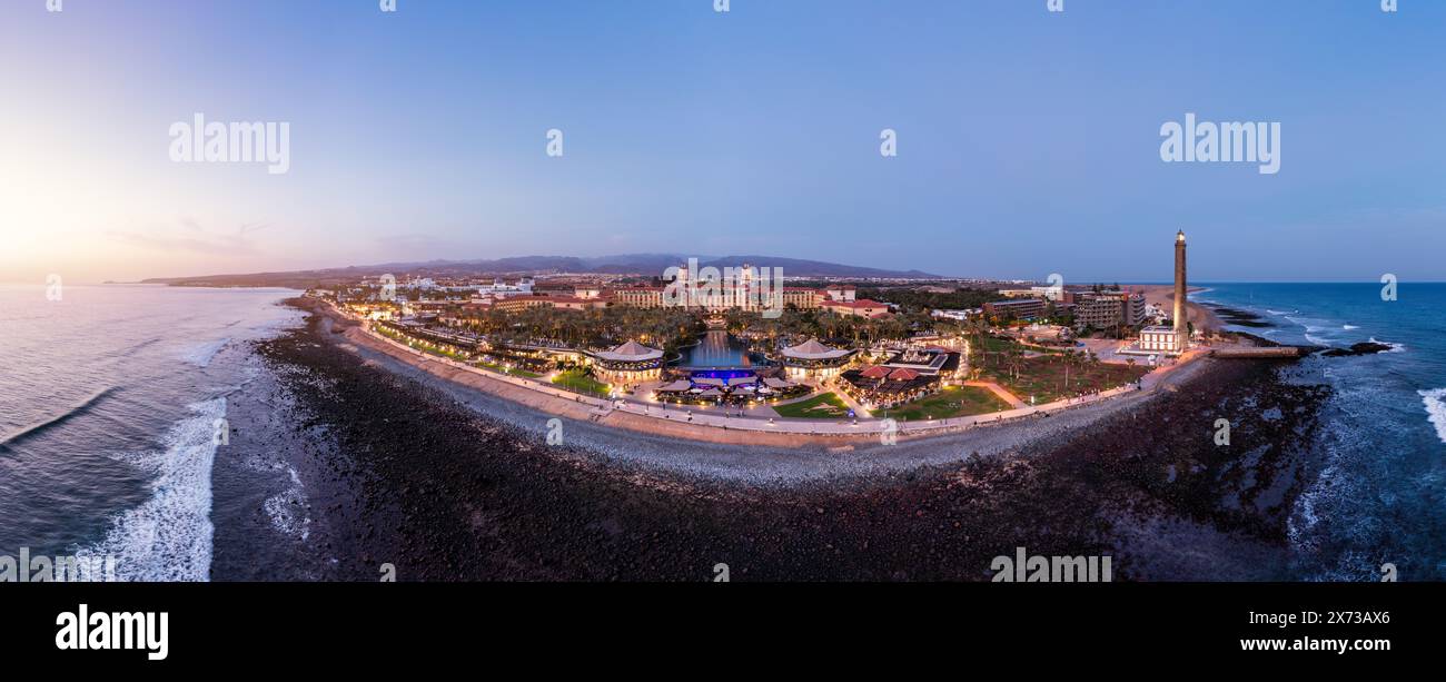 Drone aereo della popolare località turistica di Meloneras, con hotel e ristoranti, vicino alle dune di Maspalomas a Gran Canaria, Isole Canarie, Spagna Foto Stock