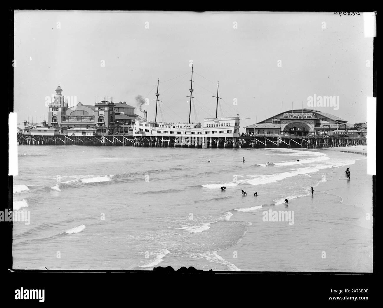 Veduta del molo Abbot Kinney che mostra l'auditorium, la Ship Cafe e la sala da ballo a Venice, California, titolo ideato dal catalogatore., '4530' su negativo., Detroit Publishing Co. N. 068090., Gift; State Historical Society of Colorado; 1949, moli di divertimento. , Auditorium. , Spiagge. , Caffè. , Sale da ballo. , Stati Uniti, California, Venezia. Foto Stock