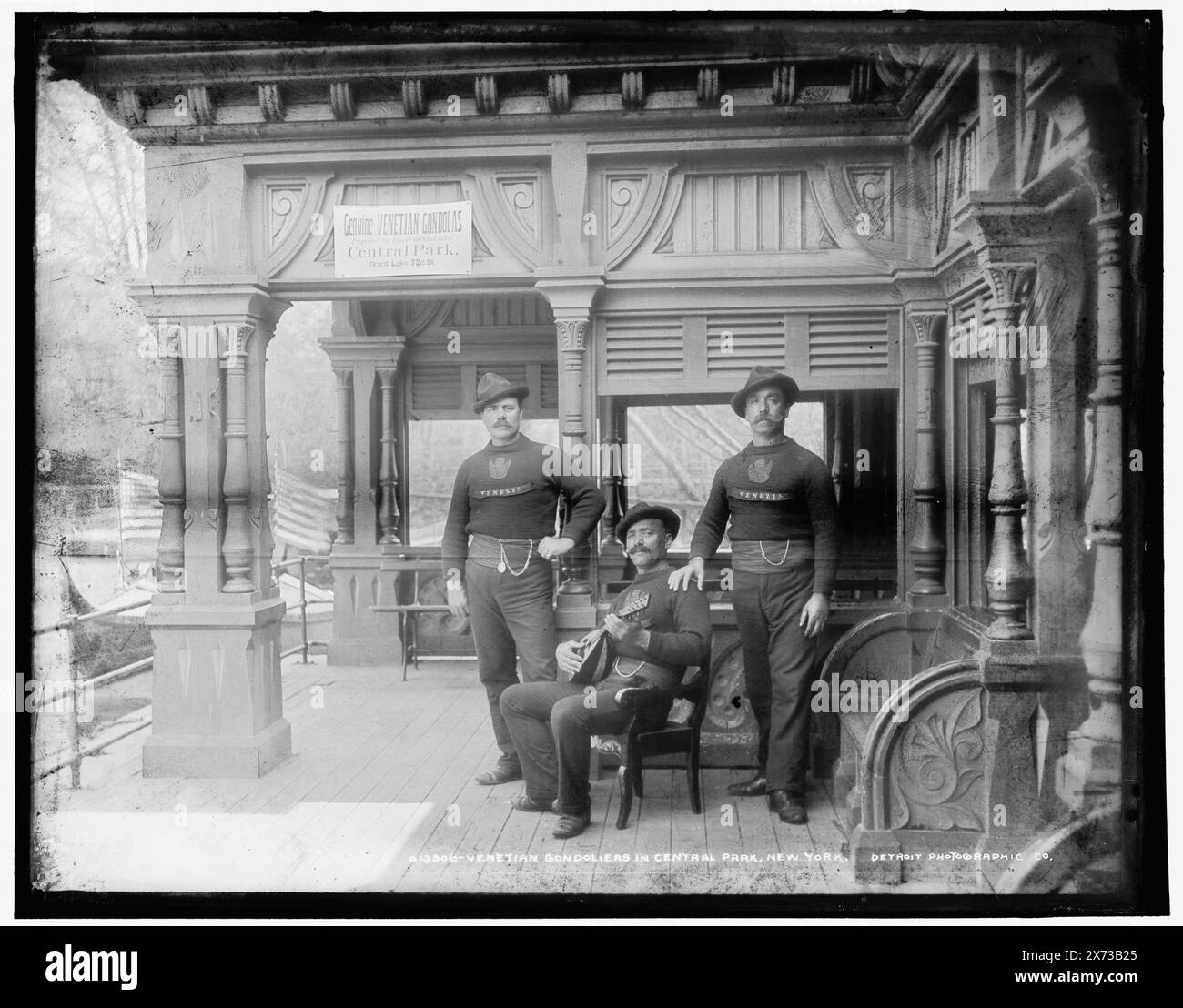 Venetian Gondoliers in Central Park, New York, Data basata su Detroit, Catalogo J Supplement (1901-1906)., Detroit Publishing Co. N. 013306., Gift; State Historical Society of Colorado; 1949, Gondoliers. , Stati Uniti, New York (Stato), New York. Foto Stock