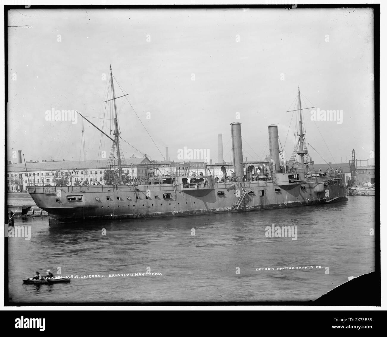 U.S.S. Chicago at Brooklyn Navy Yard, Data basata su Detroit, Catalogo J (1901)., Detroit Publishing Co. N. 020291., Gift; State Historical Society of Colorado; 1949, Chicago (Cruiser) , Cruisers (Warships), American. , Cantieri navali e stazioni navali. , Stati Uniti, New York (Stato), New York. Foto Stock