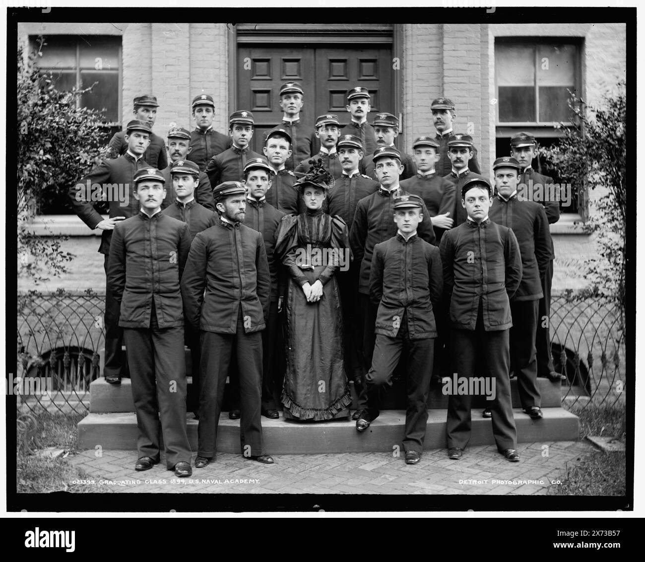 Corso di laurea, 1894, U.S. Naval Academy, secondo titolo su negativo: Graduating Calss [sic] and mascot, Annapolis, 1894., Detroit Publishing Co. N. 021399., Gift; State Historical Society of Colorado; 1949, United States Naval Academy. , Studenti. , Donne. , Mascotte. , Università e college. , Istruzione militare. , Stati Uniti, Maryland, Annapolis. Foto Stock
