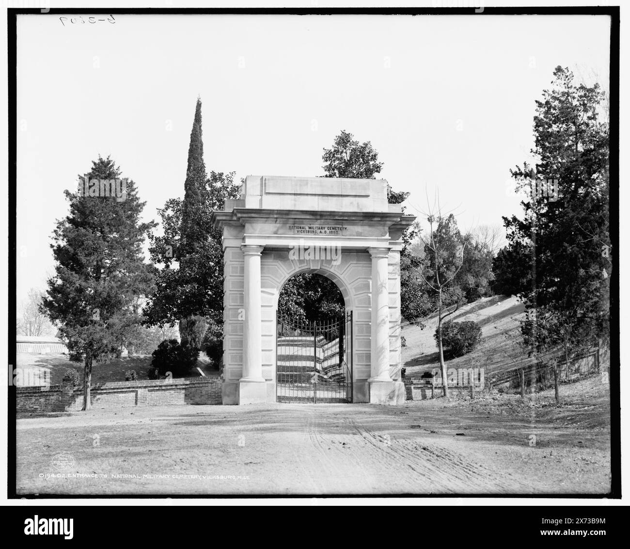 Ingresso al National Military Cemetery, Vicksburg, Miss., "G 3809" in negative., Detroit Publishing Co. N. 019402., Gift; State Historical Society of Colorado; 1949, Cemeteries. , Archi commemorativi. , Stati Uniti, Mississippi, Vicksburg National Cemetery. Foto Stock