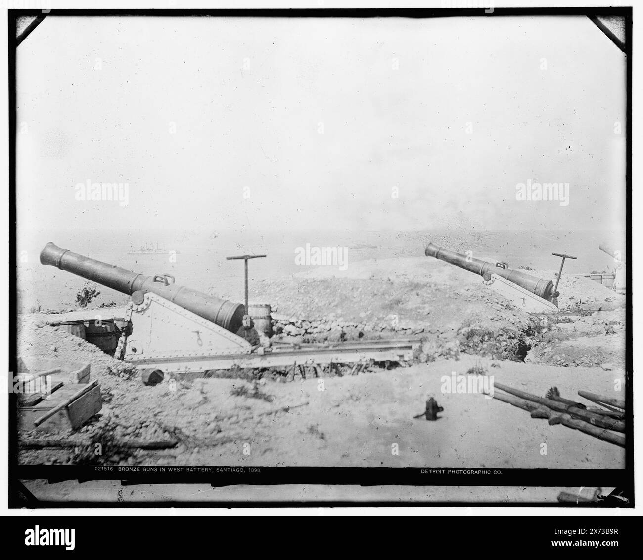 Bronze Guns in West Battery, Santiago, 1898, Data basata su Detroit, Catalogo J (1901)., '81 [, .]' In negativo, Detroit Publishing Co. N. 021516., Gift; State Historical Society of Colorado; 1949, Batteries (armamento) , artiglieria (armamento) , guerra ispano-americana, 1898. , Cuba, Santiago di Cuba. Foto Stock