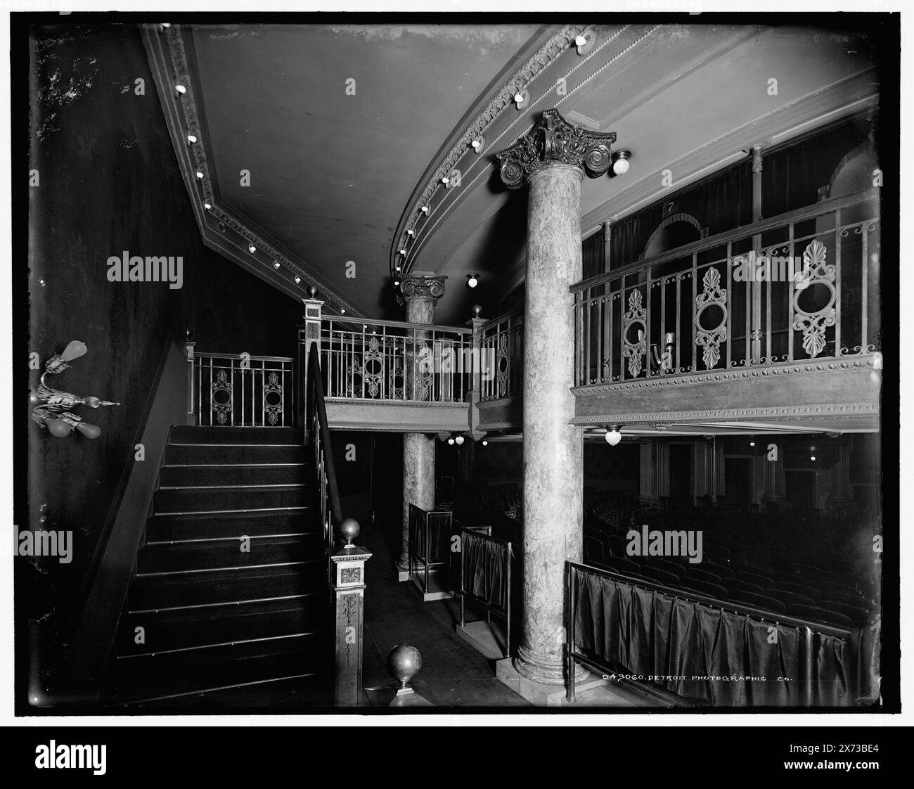 The Foyer, Temple Theatre, Detroit, Mich., Title from jacket., Detroit Publishing Co. n. 043060., Gift; State Historical Society of Colorado; 1949, Theaters. , Lobby. , Scalinate. , Stati Uniti, Michigan, Detroit. Foto Stock