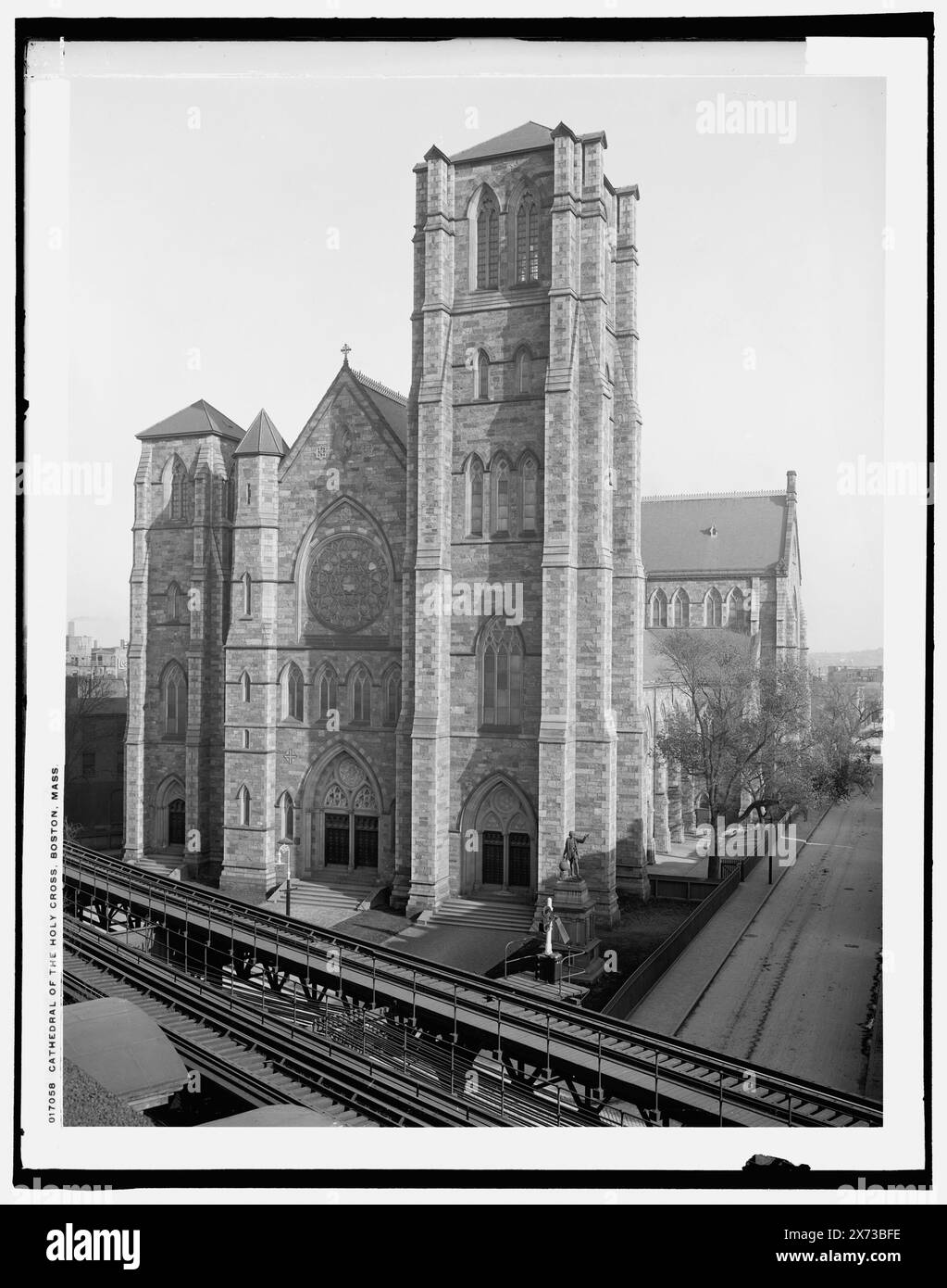 Cathedral of the Holy Cross, Boston, Mass., Data basata su Detroit, Catalogo P (1906)., '1677 A' su negative., Detroit Publishing Co. N.. 017058., Gift; State Historical Society of Colorado; 1949, Cattedrale della Santa Croce (Boston, Massachusetts) , Cattedrali. , Stati Uniti, Massachusetts, Boston. Foto Stock