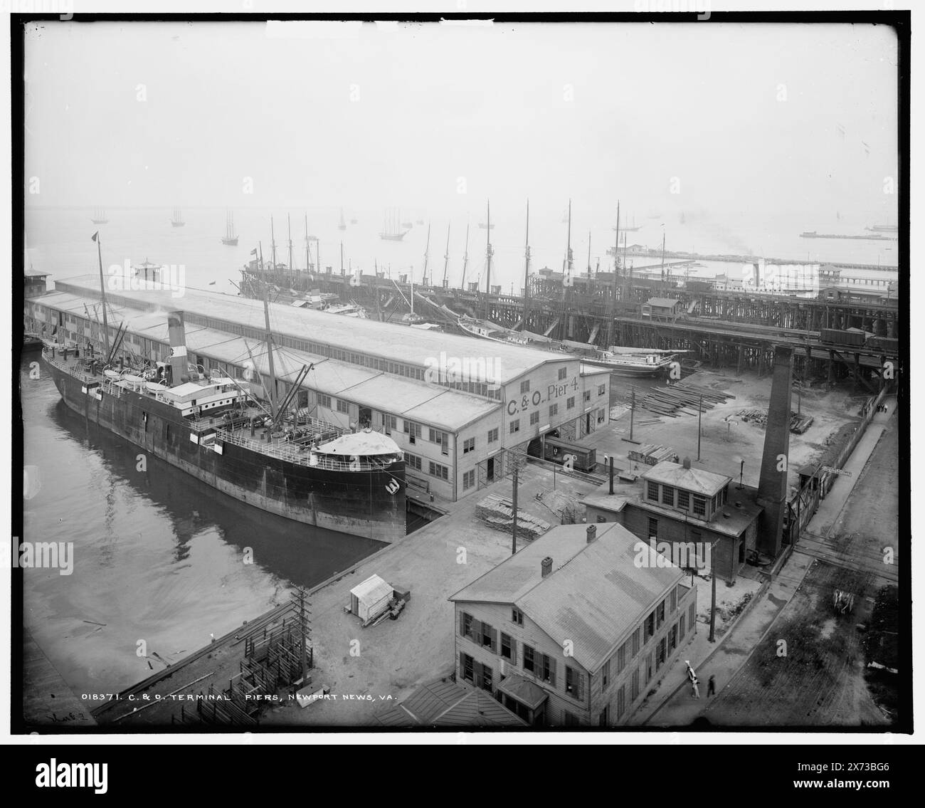 Molo terminale C. & O., Newport News, Virginia, corrispondente trasparenza in vetro (con lo stesso codice di serie) disponibile su telaio videodisc 1A-30307., '5 foto' su trasparenza., Detroit Publishing Co. N. 018371., Gift; State Historical Society of Colorado; 1949, Chesapeake and Ohio Railway Company, Buildings. , Marine Terminals. , Navi cargo. , Servizi ferroviari. , Stati Uniti, Virginia, Newport News. Foto Stock