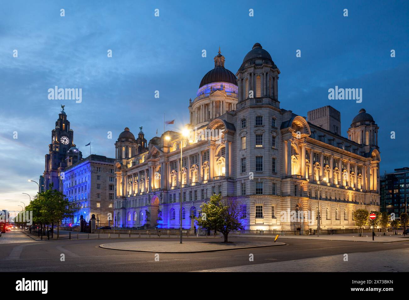 La notte cade all'edificio del porto di Liverpool sul lungomare di Liverpool, Merseyside, Inghilterra. Foto Stock