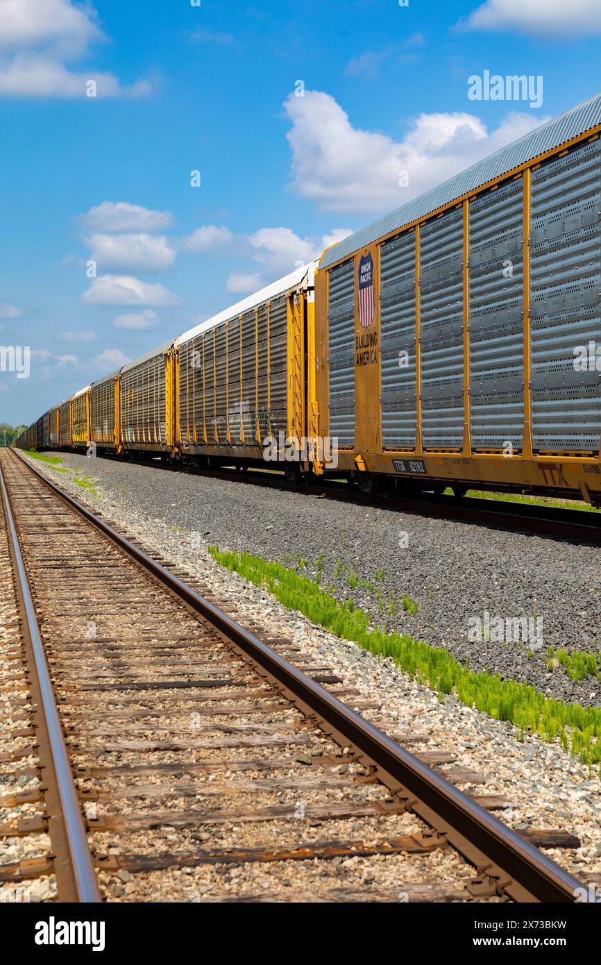 Vagone ferroviario auto a cremagliera chiuso per il trasporto di veicoli automobilistici. Foto Stock