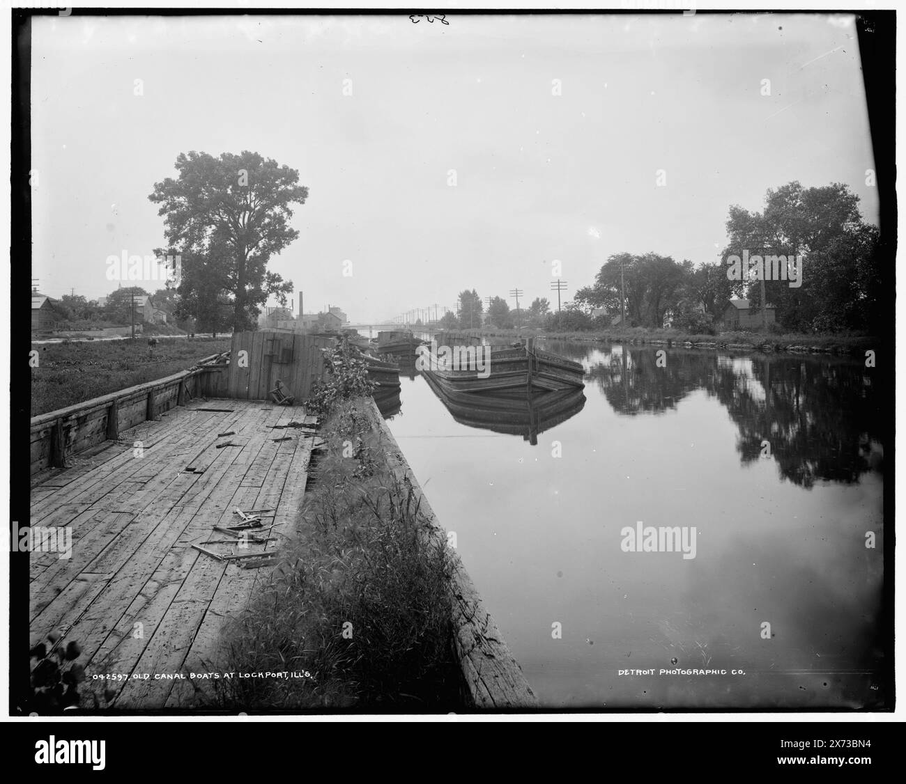 Vecchie barche sul canale a Lockport, Ill., '853' in negativo., Detroit Publishing Co. No 042597., Gift; State Historical Society of Colorado; 1949, canali. , Canal boats. , Stati Uniti, Illinois, Lockport. Foto Stock