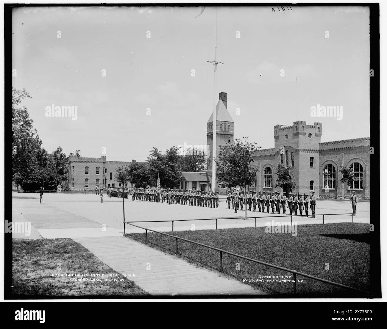 Battalion in the area, M.M.A., Orchard Lake, Michigan, Date based on Detroit, Catalogue J (1901)., Detroit Publishing Co. N. 011910., Gift; State Historical Society of Colorado; 1949, Michigan Military Academy. , Istruzione militare. , Scuole. , Addestramento militare. , Stati Uniti, Michigan, Orchard Lake. Foto Stock