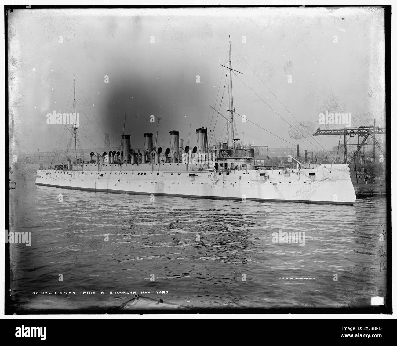 U.S.S. Columbia a Brooklyn Navy Yard, Detroit Publishing Co. N. 021836., Gift; State Historical Society of Colorado; 1949, Columbia (Cruiser) , Brooklyn Navy Yard (New York, N.Y.) , Cruisers (Warships), American. , Cantieri navali e stazioni navali. , Stati Uniti, New York (Stato), New York. Foto Stock