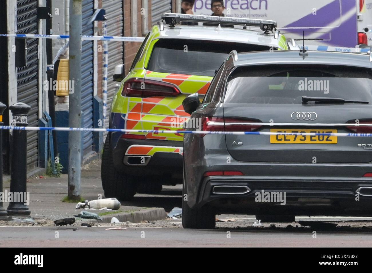 Clevedon Road, Birmingham, 17 maggio 2024 - la polizia di West Midlands ha chiuso diverse strade nella zona di Balsall Heath di Birmingham dopo che un inseguimento della polizia ha portato il conducente in fuga di una Nissan Micra a schiantarsi contro un altro veicolo. Un occupante maschio della Micra è stato gravemente ferito e portato in ospedale in arresto. Altri due uomini sono fuggiti dalla scena, uno è stato arrestato poco tempo dopo e l'altro è eccezionale. Gli agenti inondarono l'area di Clevedon Road e Lincoln Street creando un grande cordone. Un allenatore da uomo e una giacca nera insieme al pronto soccorso possono essere visti sulla strada da un passaggio pedonale Foto Stock