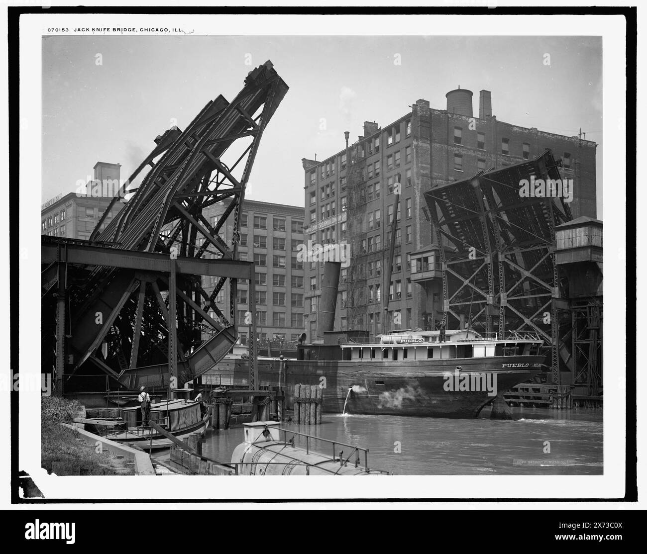 Jackknife Bridge, Chicago, Ill., 'Behm' su negative., Detroit Publishing Co. No 070153., Gift; State Historical Society of Colorado; 1949, Pueblo (cargo) , ponti levatoi. , Ponti ferroviari. , Navi cargo. , Stati Uniti, Illinois, Chicago. Foto Stock