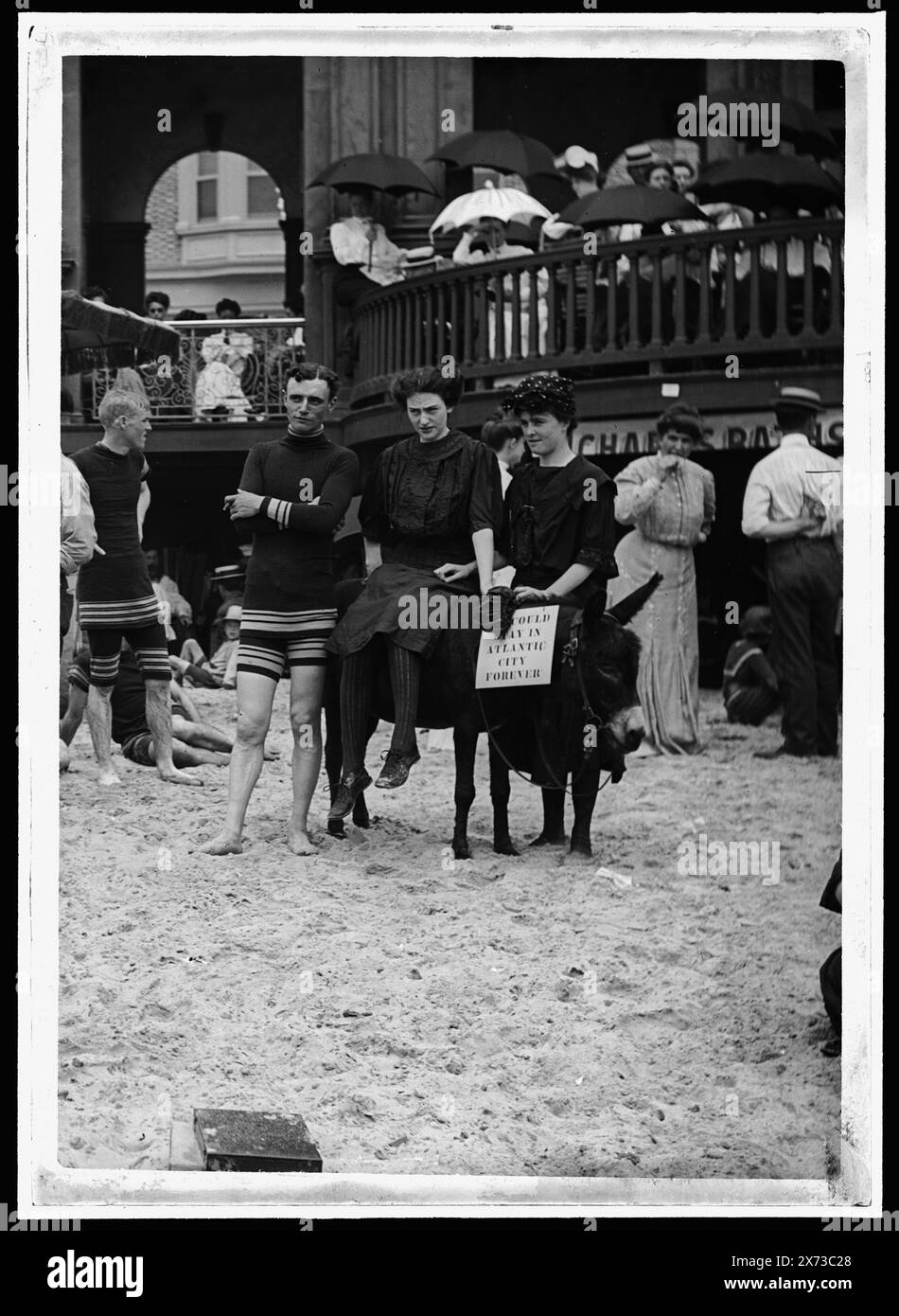 Uomo e donne hanno posato sull'asino per una foto alla spiaggia affollata, Atlantic City, N.J., titolo ideato dal catalogatore., ingrandimento di parte dell'immagine mostrata in negativo D418-30947., "Could Stay in Atlantic City Forever" su placard., Detroit Publishing Co. N. 030947., Gift; State Historical Society of Colorado; 1949, spiagge. , Asini. , Coppie. , Commercio turistico. , Stati Uniti, New Jersey, Atlantic City. Foto Stock